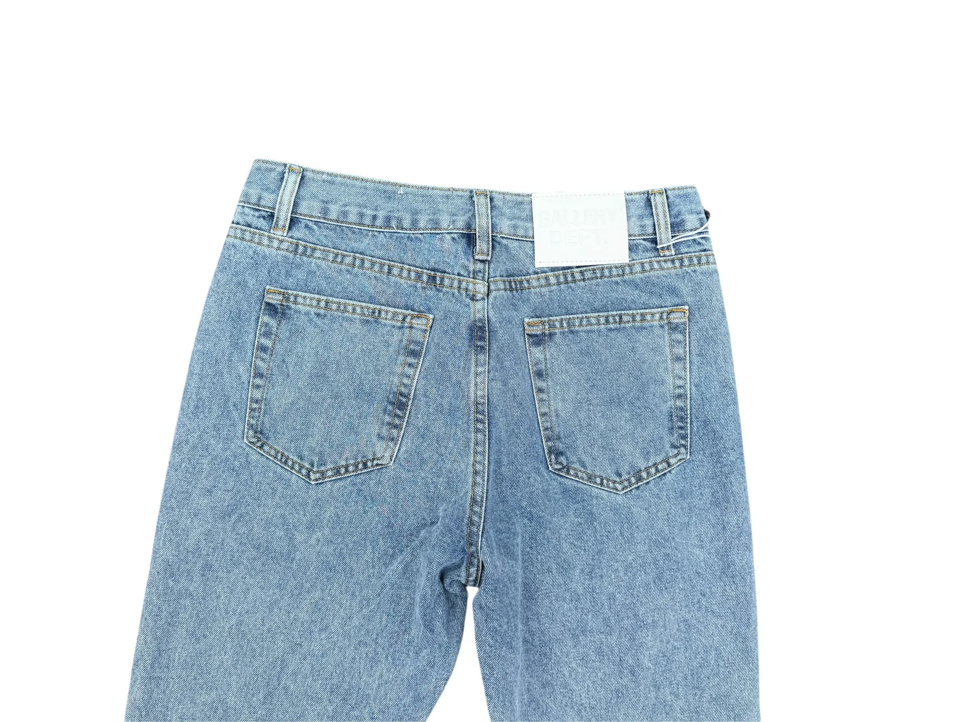 P260💰G88 GALLERY DEPT. Denim splicing flame🔥flare pants washed distressed splicing jeans GALLERY is attracted by these bell-bottom pants. Whether it is a reset of Carhartt or Levis, it has created a strong brand style. Since these pants are modified from rare vintage, the production capacity is limited. Therefore, after many icons wore them, these pants were once hard to find. Later, perhaps due to the improvement of GD's business in the past two years and the expansion of production lines, the brand itself lowered the price, so I can't wait any longer for these pants this year and will definitely buy them. During the process of the denim washing plant, the owner of the washing plant helped introduce a boss who had worked for Levi's foundry and started his own business. This also paved the way for the following styles. Therefore, Levi's remodeled single product for the base plate is really familiar. Whether it is the fabrics supplied or the lathes used in production, there is nothing to choose from. -Color: blue -Size: S-XXL (corresponding to 28-36)